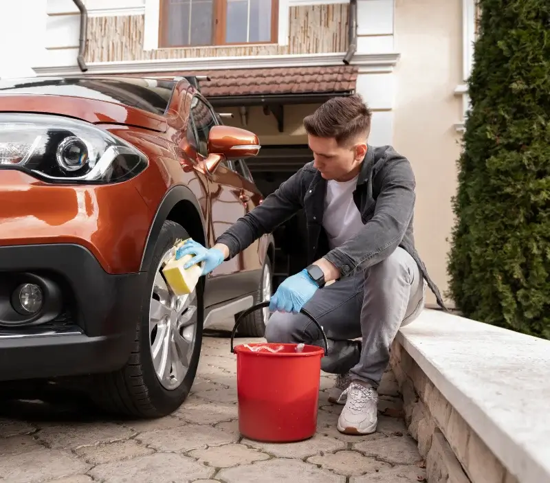 Lavage auto à domicile Encausse-les-Thermes : professionnel intervenant sur un véhicule